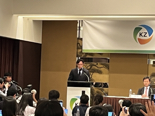 최윤범 고려아연 회장이 2일 서울 그랜드하얏트 호텔에서 열린 기자회견에서 입장을 발표하고 있다. 장우진 기자